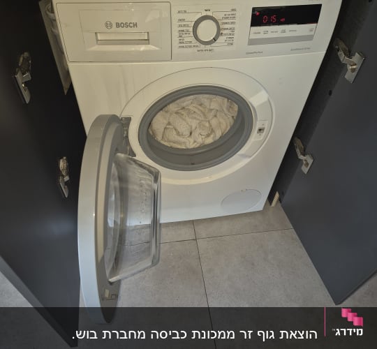 מכונת כביסה פתוחה עם בגדים בפנים